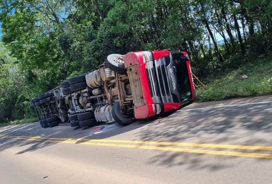 Veículo tombado interrompeu o tráfego (Foto: Corpo de Bombeiros)