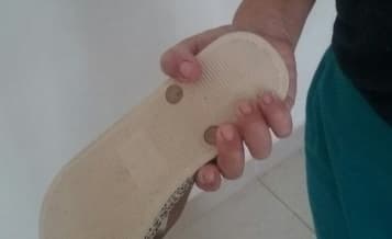 Briga terminou com chinelada (Foto: Ilustração)