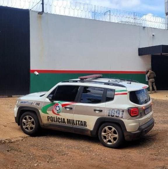 Sessão de tatuagem termina em susto para moça em Caibi