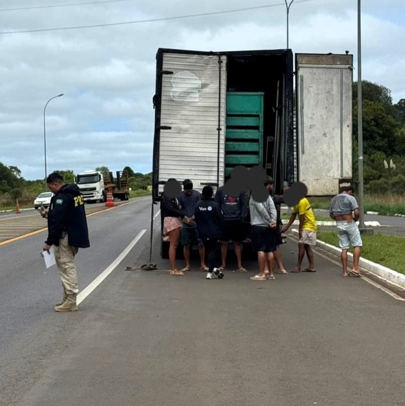 Grupo estava dentro de caminhão (Foto por PRF)