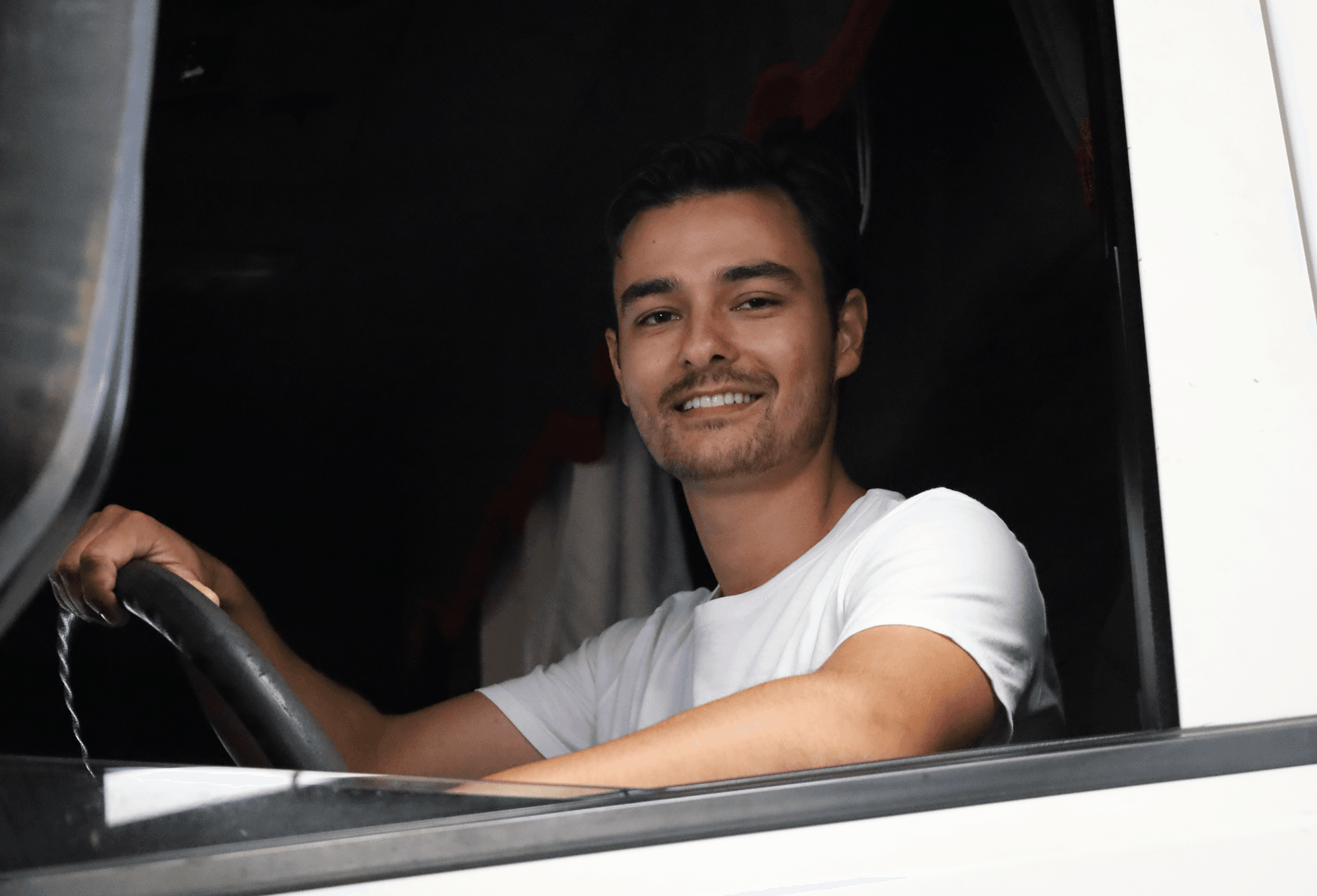 Jovem caminhoneiro elogia respeito de empresa pinhalense