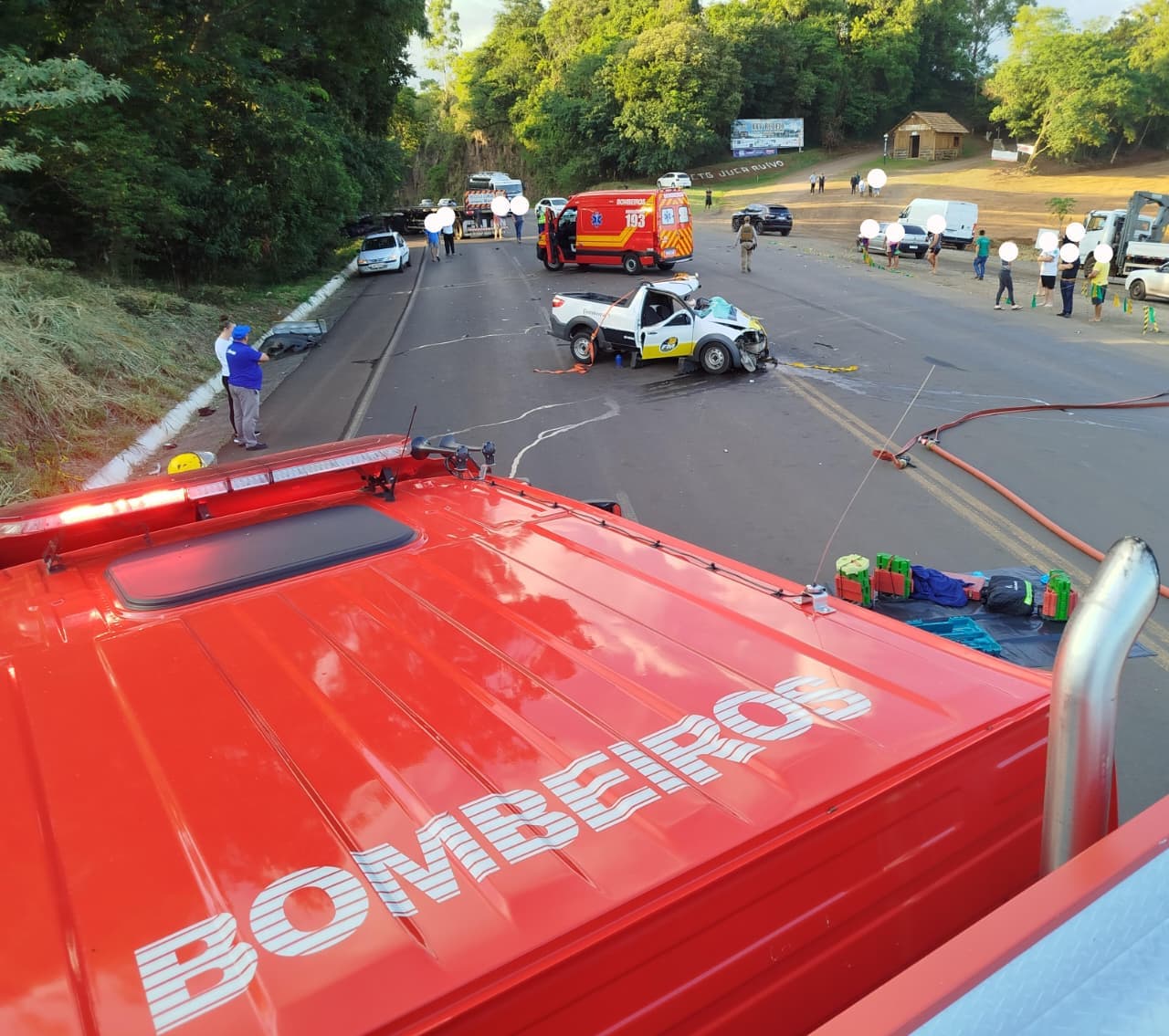 Acidente na BR-282 envolve carro, caminhão e pedestre e deixa feridos