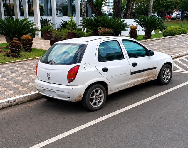 Dono esquece onde estacionou Celta, acha que foi furtado e chama a PM