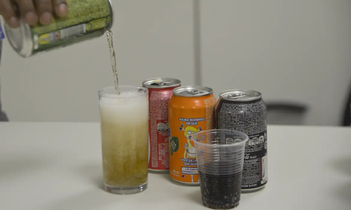 Ultraprocessados dominam a mesa de crianças e expõem sobrecarga materna no Brasil