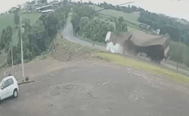 Câmera mostra saída de pista fatal no Rio Grande do Sul