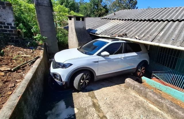 T-Cross sem motorista atinge imóvel em São Carlos