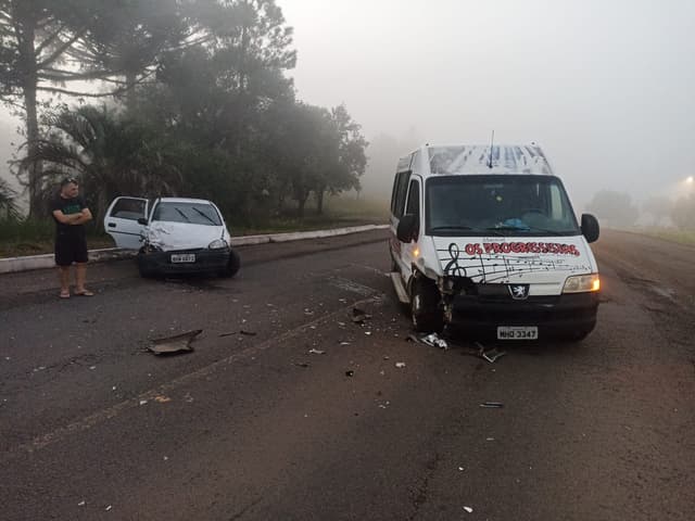 Colisão entre carro e van deixa dois feridos na BR-163 em São Miguel do Oeste