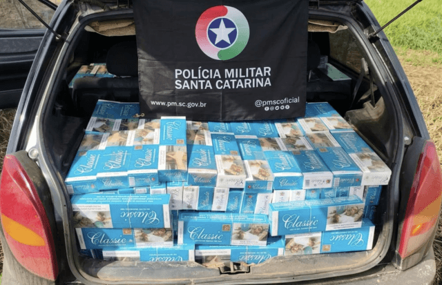 Suspeito abandona carro em lavoura e é cercado pela polícia