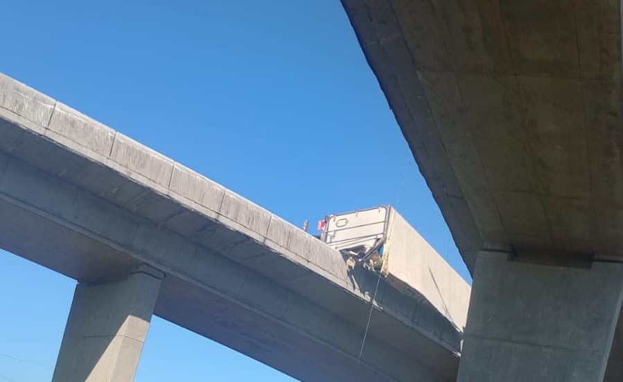 Carreta fica pendurada em Chapecó