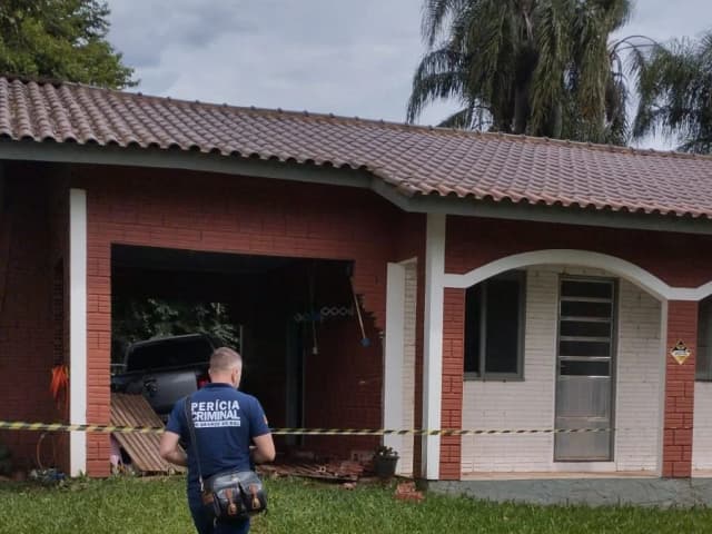 Polícia encontra corpos em residência e criança trancada