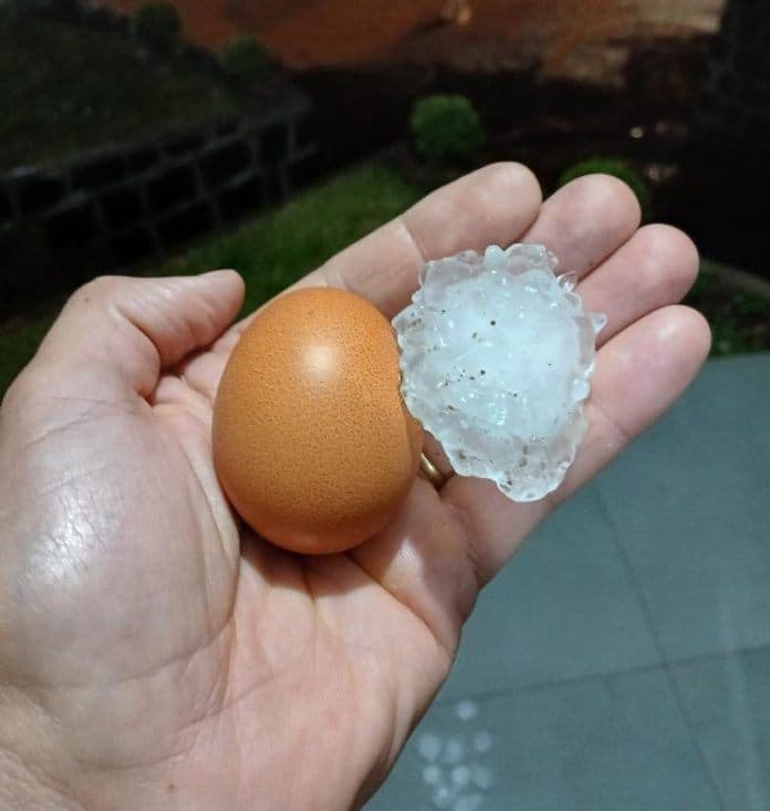 Granizo do tamanho de ovos de galinha atingem a região