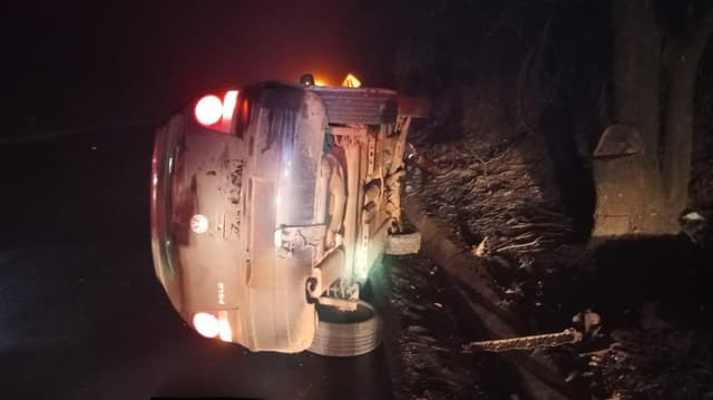 Automóvel colide contra barranco e tomba em Saudades