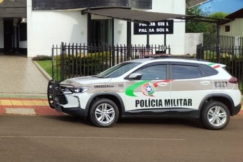 Aluno de 15 anos empurra professor dentro de sala