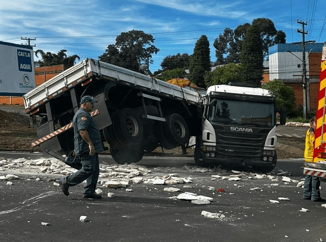Carreta perde força em subida, desce de ré e faz "L"