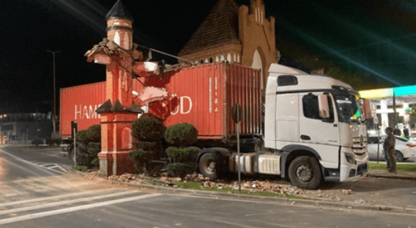 Carreta erra rota... atingindo cartão-postal de Pomerode