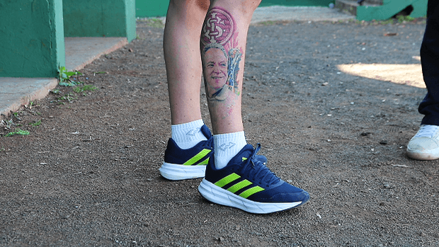Homenagem ao Inter vira tatuagem gigante feita em 10 horas