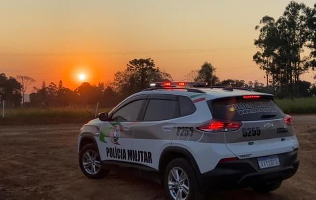 Ameaçada, moça se esconde com filho de 3 anos em matagal