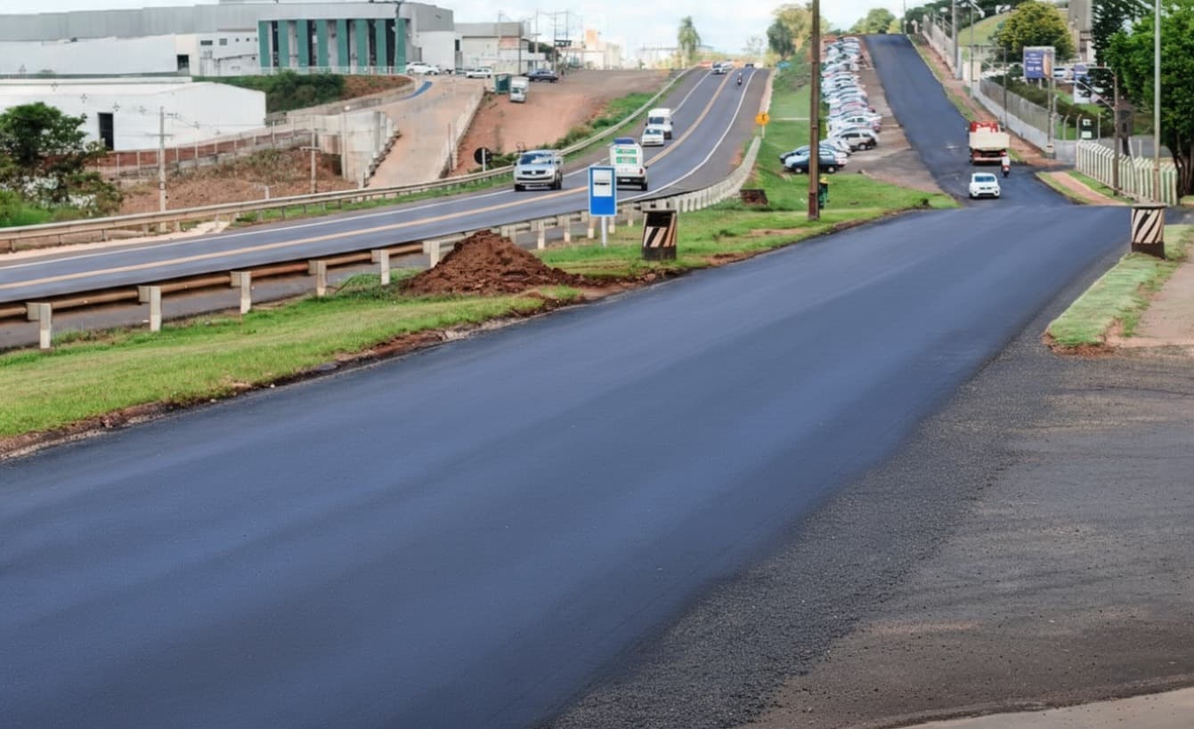 Novo asfalto de 2 km melhora trânsito na área industrial de Pinhalzinho