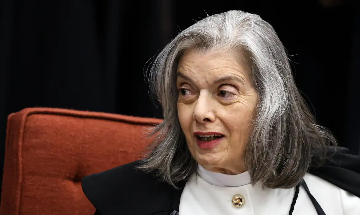 Cármen Lúcia alerta para avanço da desinformação às vésperas das eleições de 2026