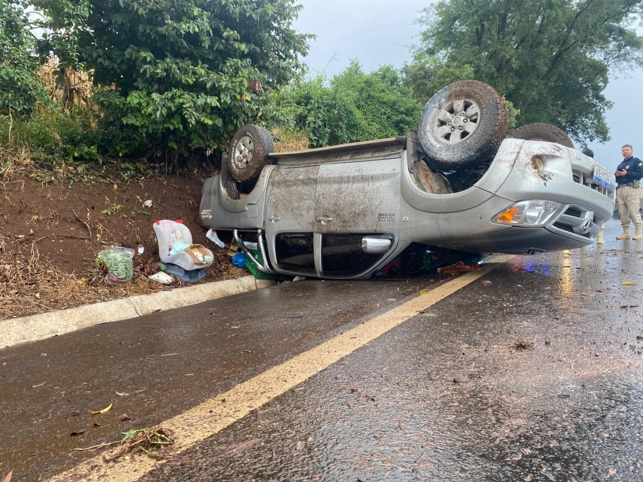 Má condição dos pneus traseiros causa acidente com Hilux na BR-282
