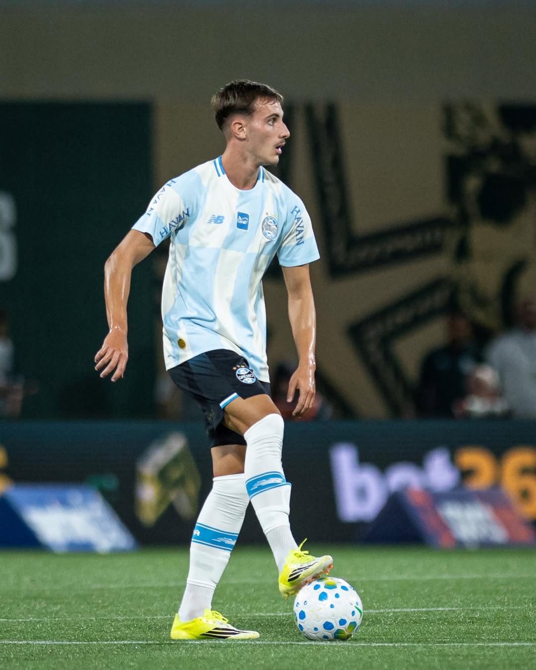 Noite para a história: Zortéa estreia pelo Grêmio em duelo contra o Palmeiras