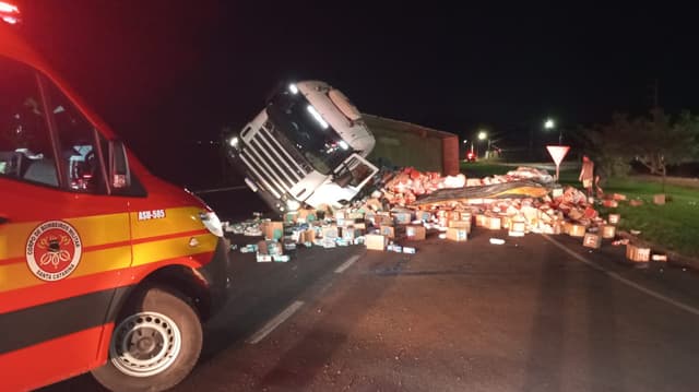 Carreta carregada com leite tomba em Nova Erechim