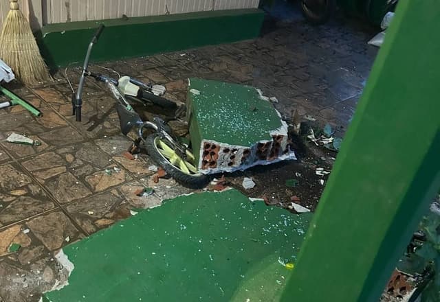 Palio colide contra residência em São Carlos