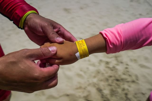 Crianças mais protegidas: Alesc aprova pulseiras obrigatórias em praias, parques e grandes eventos