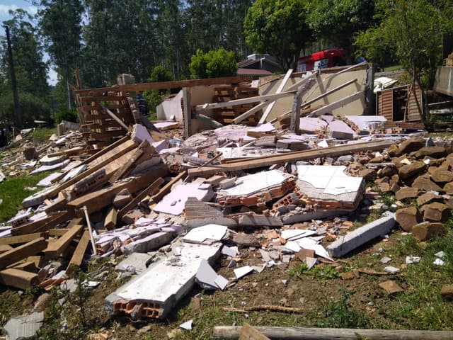 Laje de concreto desaba e mata homem em Quilombo