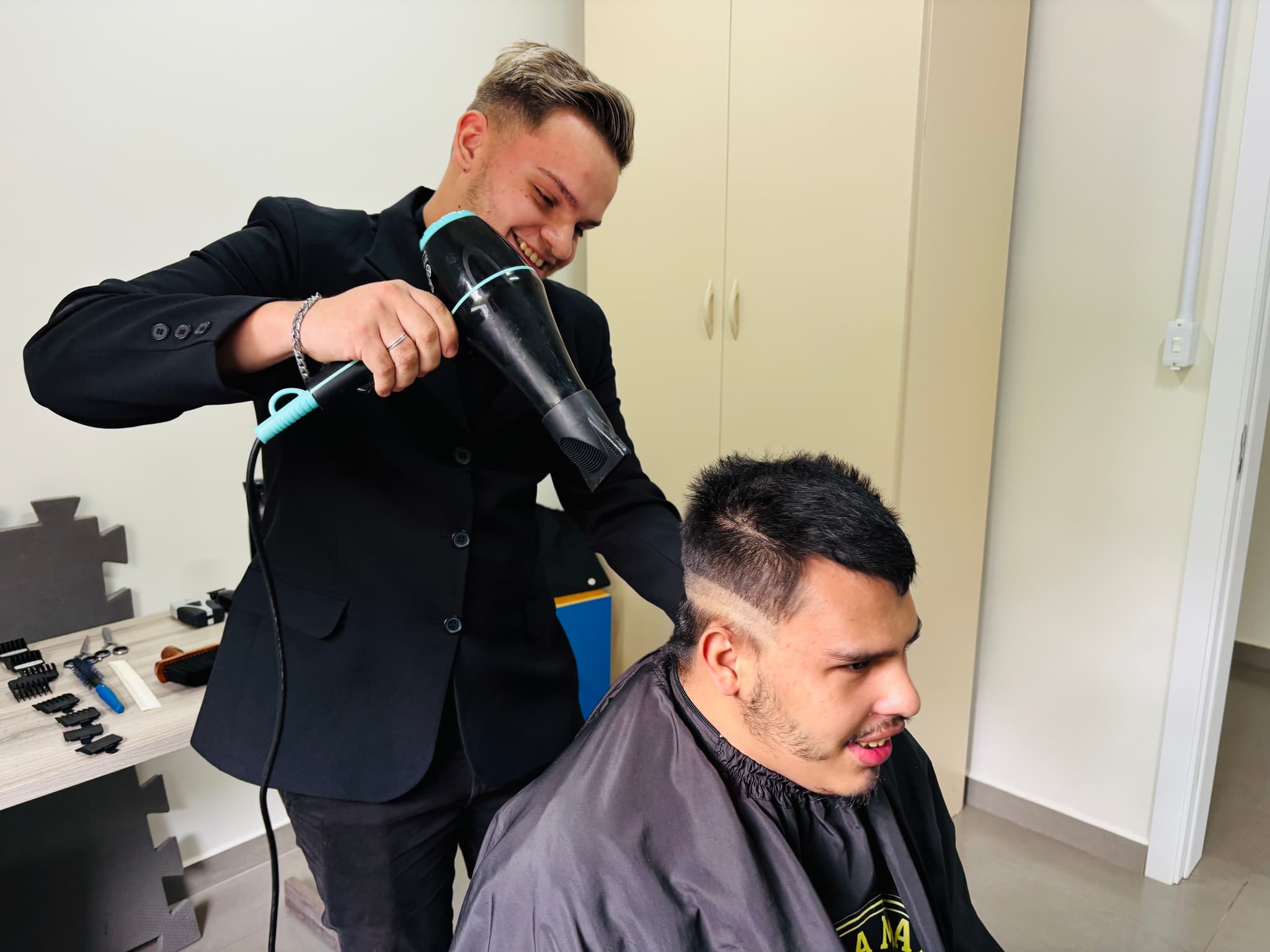 Cabeleireiro faz cortes de graça para alunos com deficiência