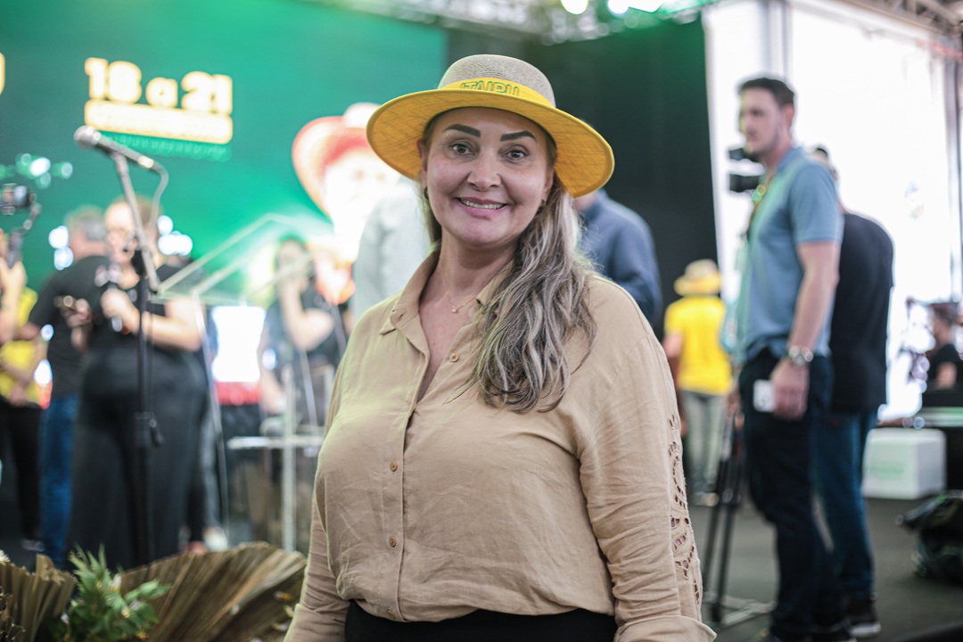 Na Itaipu Rural Show, Daniela Reinehr reforça defesa do produtor e critica importação de leite