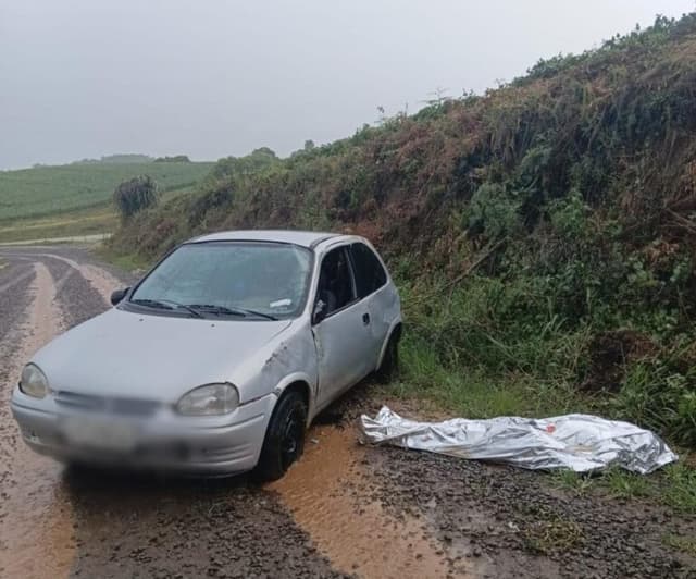 Saída de pista termina em morte no interior de Curitibanos