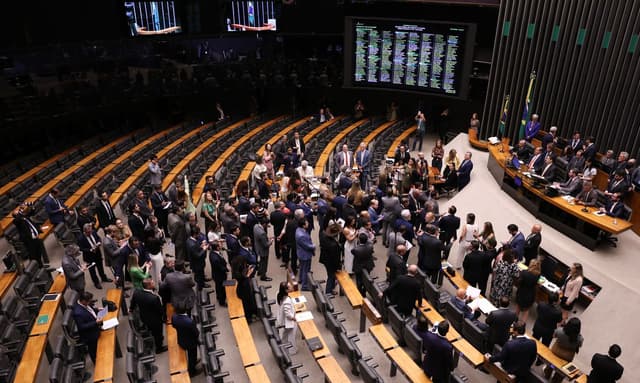 Congresso derruba veto de Lula e reduz penas do 8 de janeiro