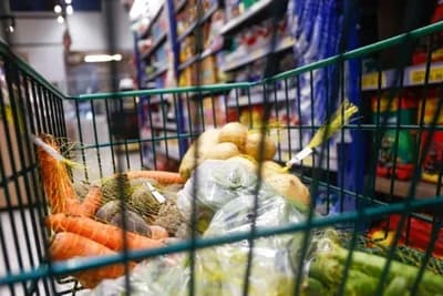 Cesta básica em Pinhalzinho consome metade do salário mínimo