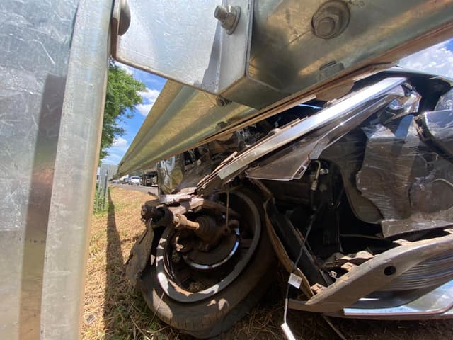 Colisão envolve carro de prefeitura na BR-282