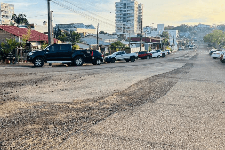 Prefeitura retira árvores para melhorar acesso ao hospital