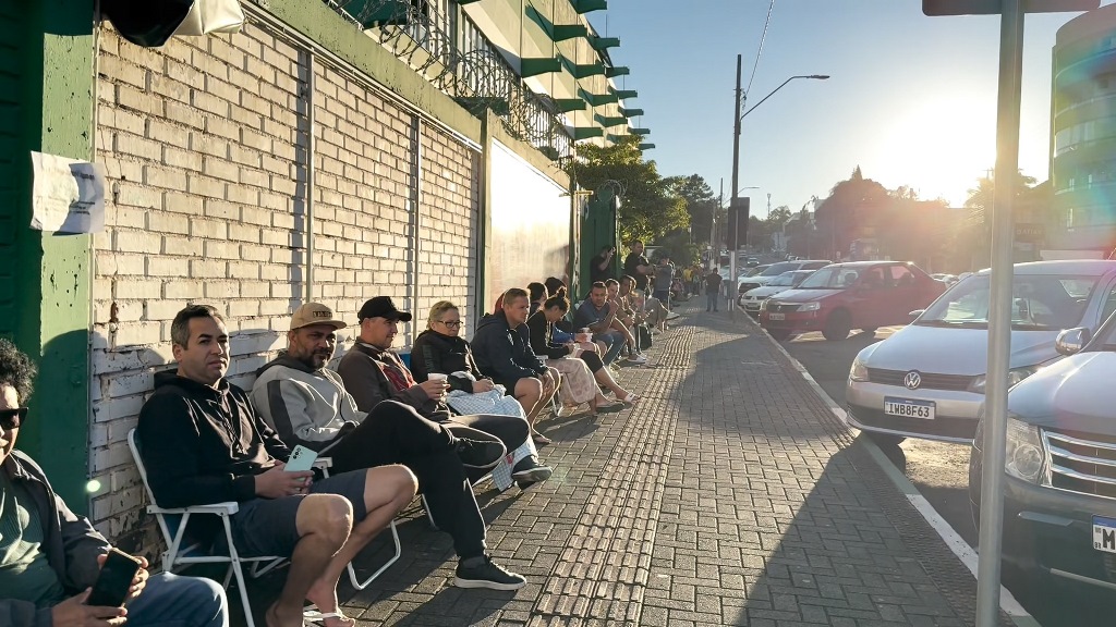 Chape x Grêmio: Torcedores dormem em fila na Arena Condá para garantir ingressos
