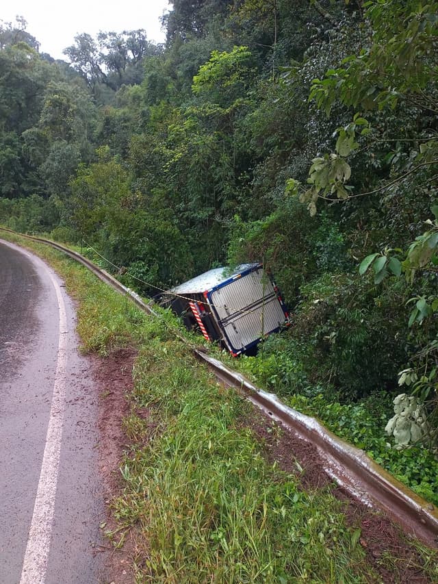 Caminhão sai da pista e tomba às margens da SC-155 em Xanxerê