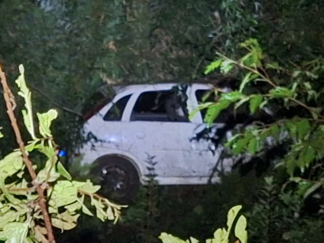 Saída de pista seguida de capotamento deixa duas pessoas feridas na SC-161