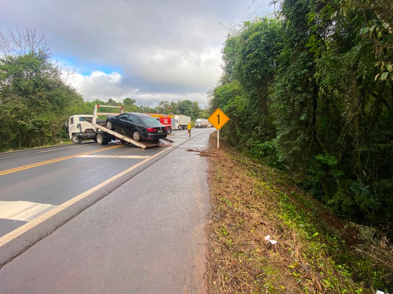 Motorista perde controle em curva e sai da pista na BR-282