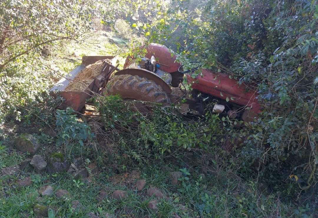 Homem cai de trator e é atropelado em União do Oeste