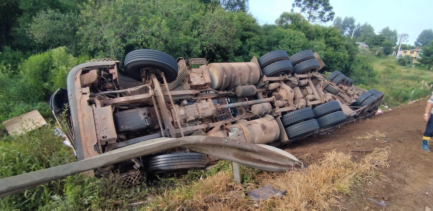 Saída de pista na BR-282 (Foto por Corpo de Bombeiros)