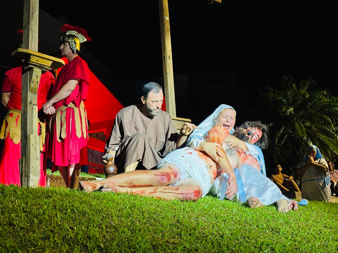 Encenação da crucificação de Jesus atrai grande público