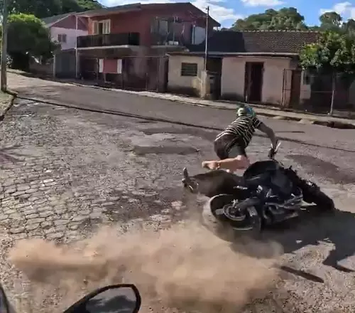 Câmera da PRF mostra fuga perigosa de motociclista