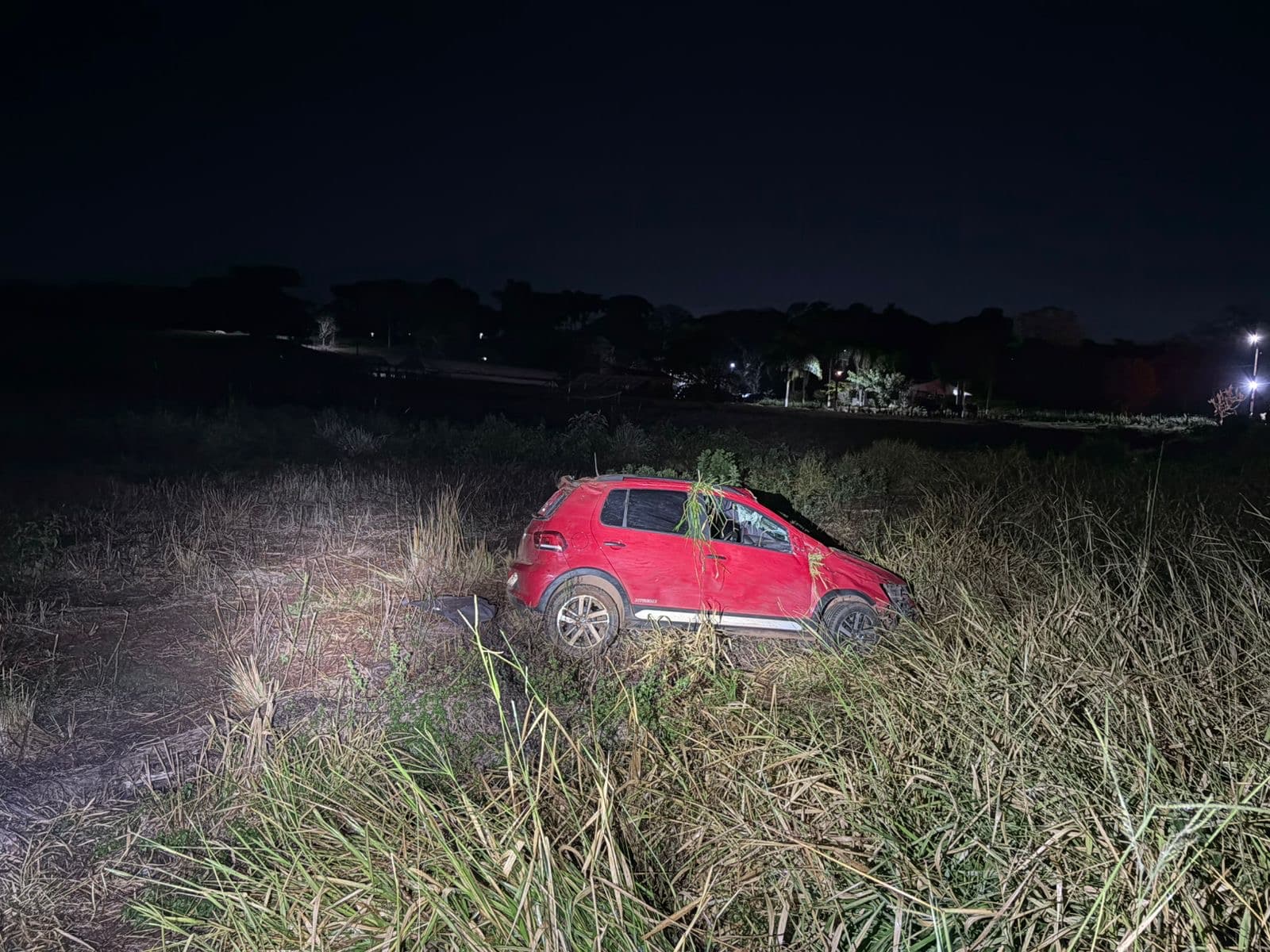 Condutor sofre ferimentos em saída de pista