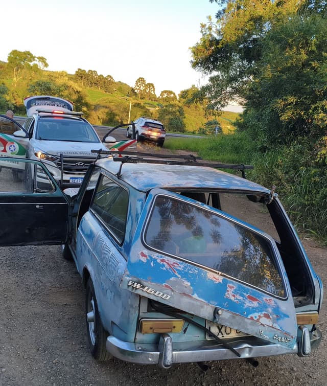 VW/Variante com registro de furto é localizado na BR-282 e condutor acaba preso