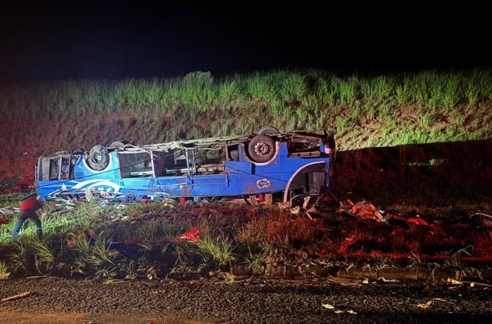 Ônibus parou com as rodas viradas para cima (Foto por Corpo de Bombeiros)