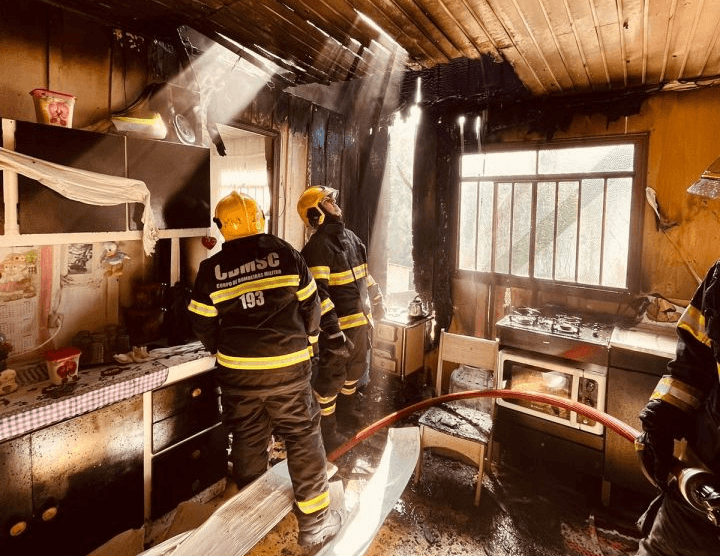 Corpo de Bombeiros alerta para aumento de incêndios residenciais durante o inverno em Santa Catarina
