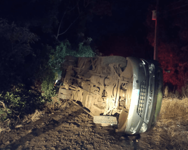Motorista passa mal ao volante; ônibus tomba