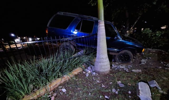 Caminhonete atinge muro em Águas de Chapecó